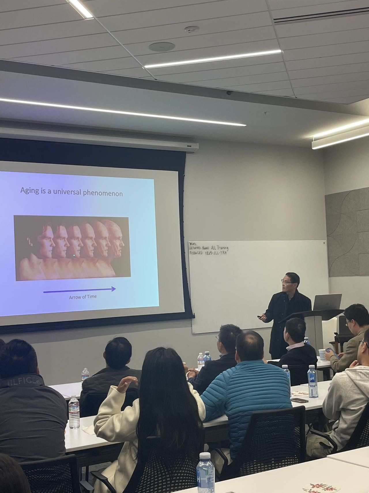 UC Berkeley professor Li Hao explaining healthy-aging science and lifespan-related signaling pathways