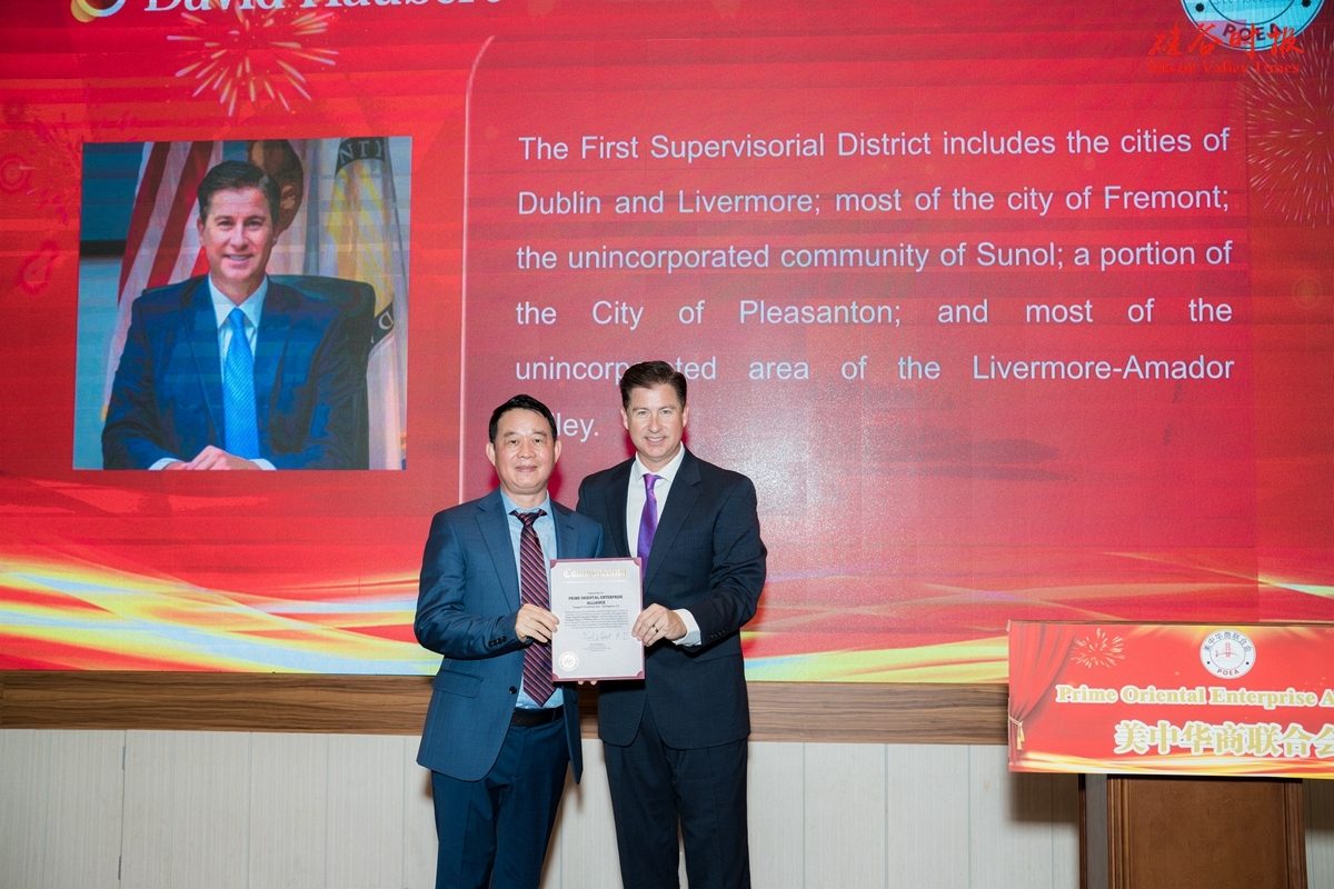 Presentation of certificates at the founding ceremony